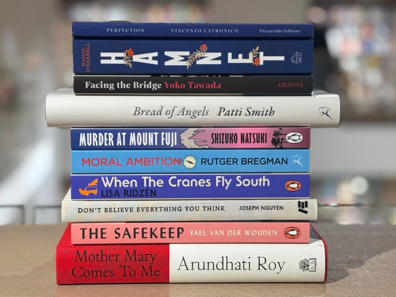 Image for the Tweet beginning: Happy Monday, book lovers! Here's